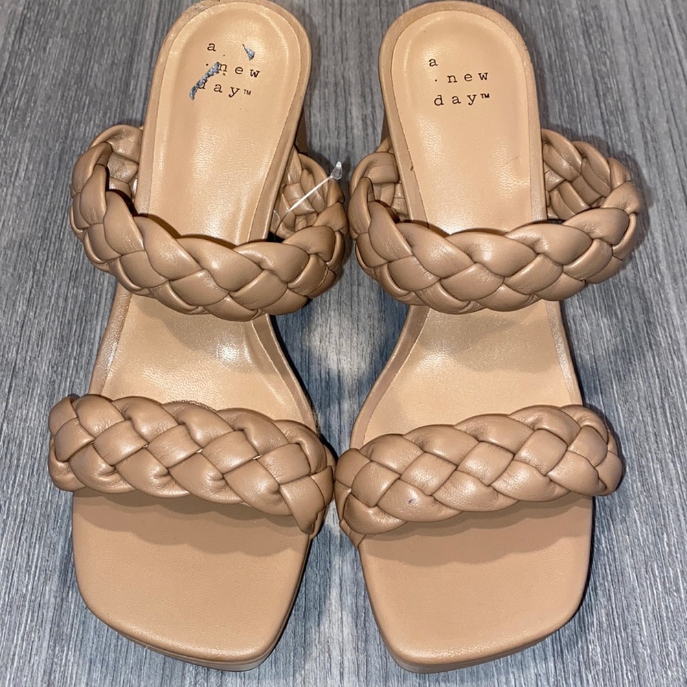 A new days Tan heels size: 6 New but right shoe has slight damage.